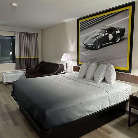 Super 8 By Wyndham แคนนาโปลิส ภายนอก รูปภาพ