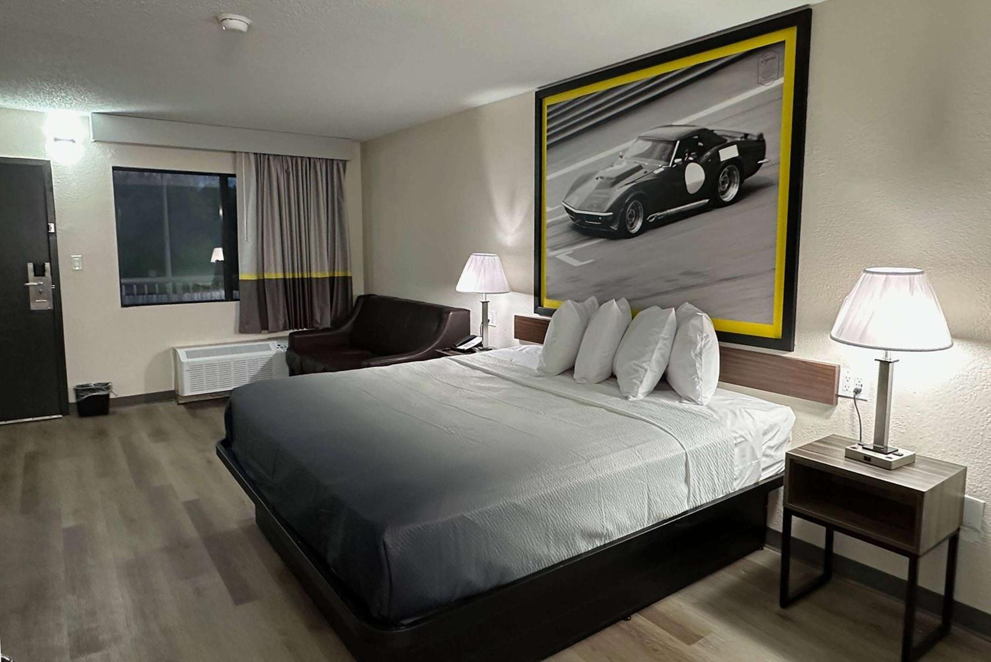Super 8 By Wyndham แคนนาโปลิส ภายนอก รูปภาพ