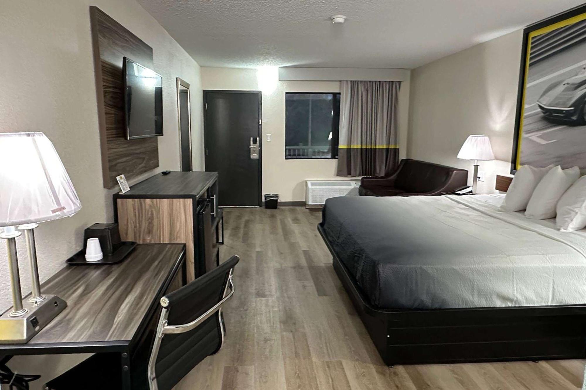 Super 8 By Wyndham แคนนาโปลิส ภายนอก รูปภาพ